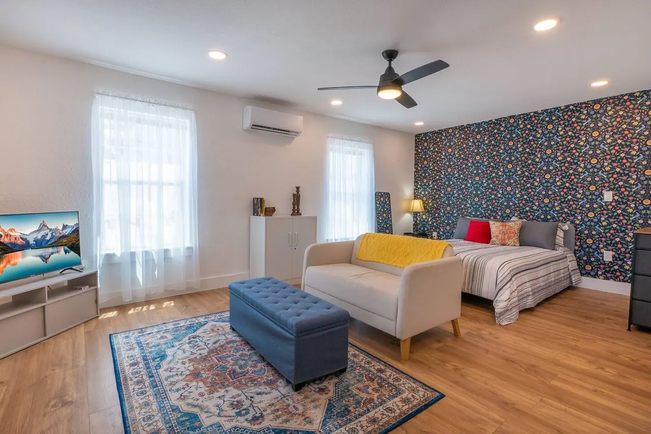 Collins Garden Studios — Eight-unit apartment building near downtown